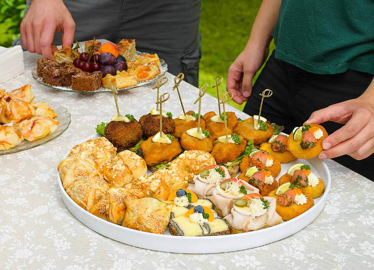 Getränke Service Graz Regionale Fruchtsäfte und Wein als Getränkeservice beim Catering